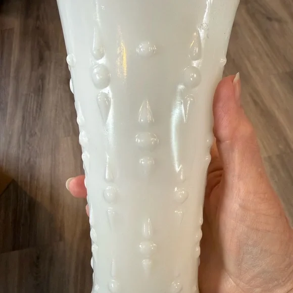 Anchor Hocking milk glass vase - Picture 2 of 4